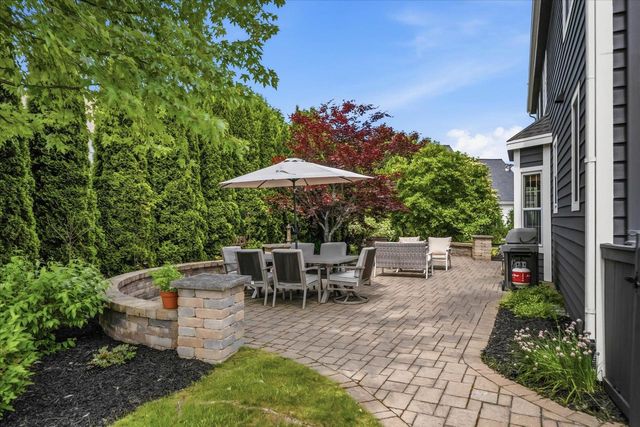 W73N413 Greystone DRIVE, Cedarburg, WI 53012