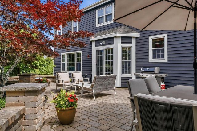 W73N413 Greystone DRIVE, Cedarburg, WI 53012