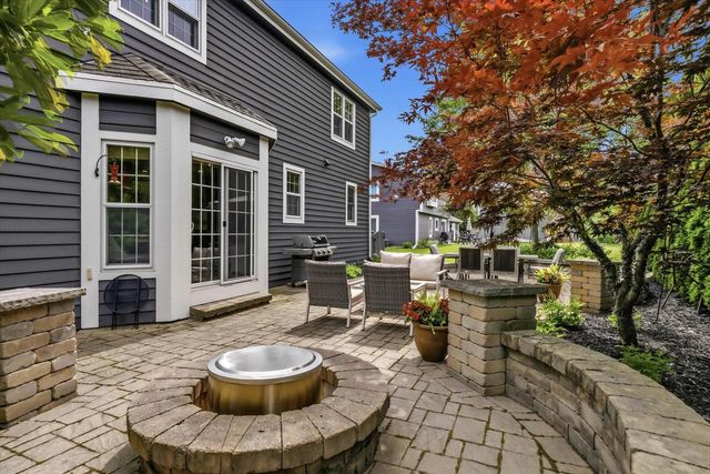 W73N413 Greystone DRIVE, Cedarburg, WI 53012