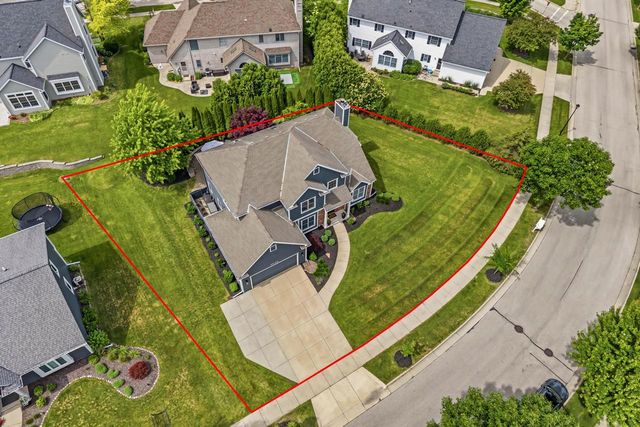 W73N413 Greystone DRIVE, Cedarburg, WI 53012
