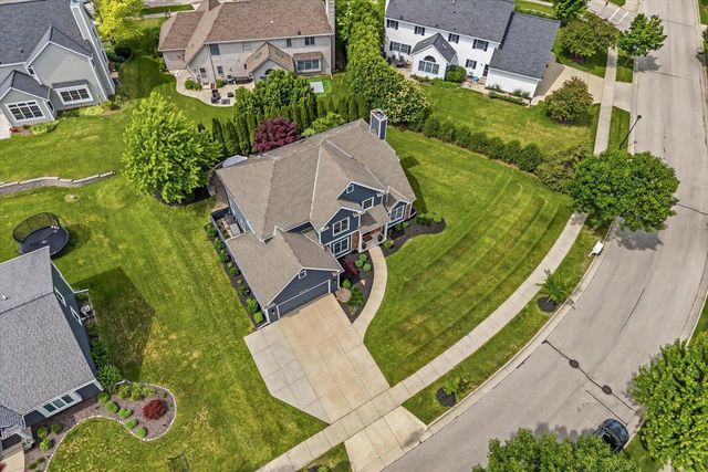 W73N413 Greystone DRIVE, Cedarburg, WI 53012