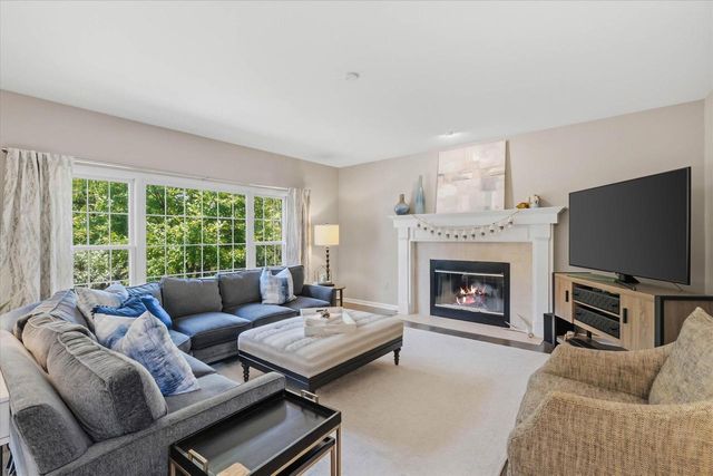 W73N413 Greystone DRIVE, Cedarburg, WI 53012