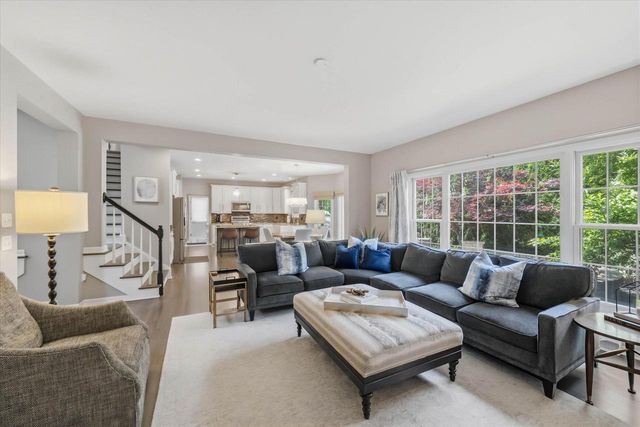 W73N413 Greystone DRIVE, Cedarburg, WI 53012