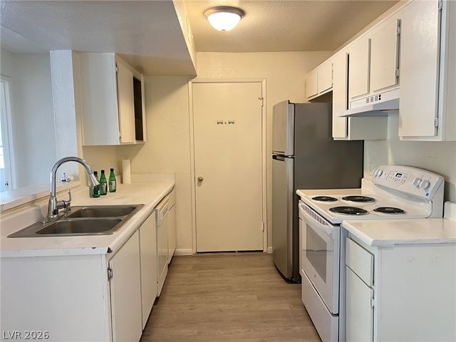 231 MISSION NEWPORT Lane 201, Las Vegas, NV 89107