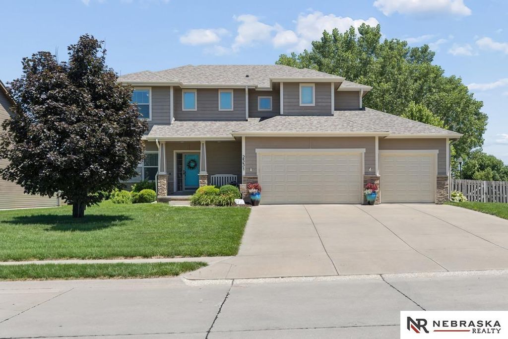 2331 Big Sky Drive, Papillion, NE 68046