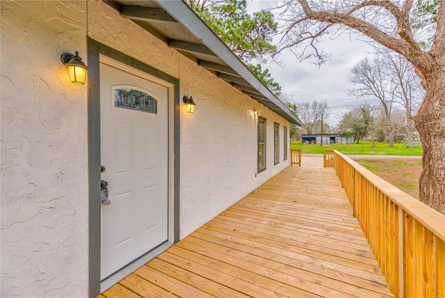 145 W Houston Avenue, Onalaska, TX 77360