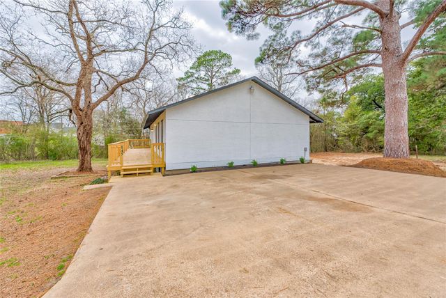 145 W Houston Avenue, Onalaska, TX 77360