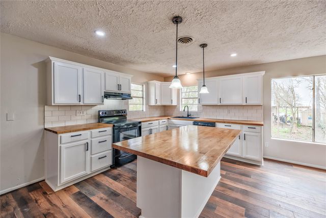 145 W Houston Avenue, Onalaska, TX 77360