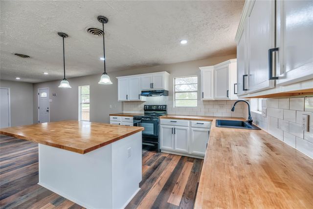145 W Houston Avenue, Onalaska, TX 77360