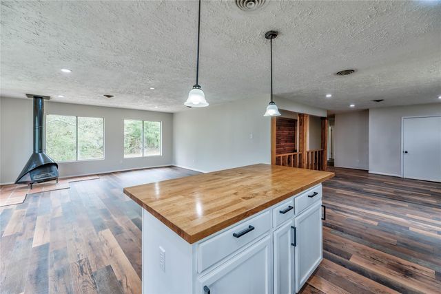 145 W Houston Avenue, Onalaska, TX 77360