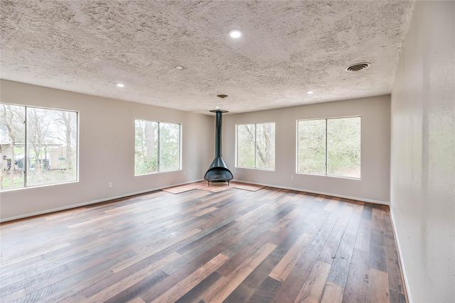 145 W Houston Avenue, Onalaska, TX 77360