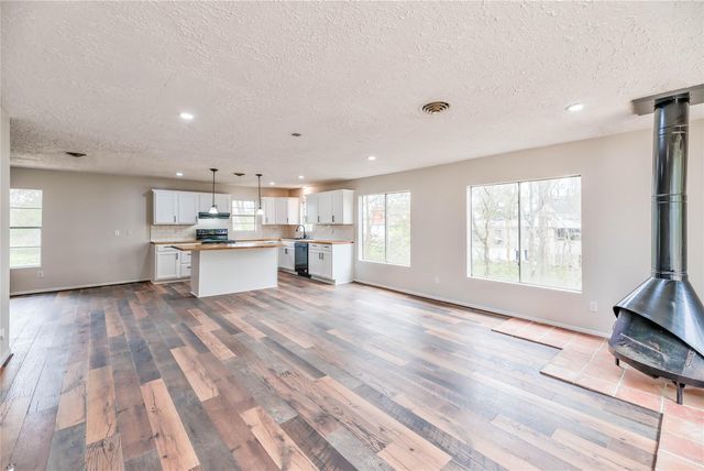 145 W Houston Avenue, Onalaska, TX 77360