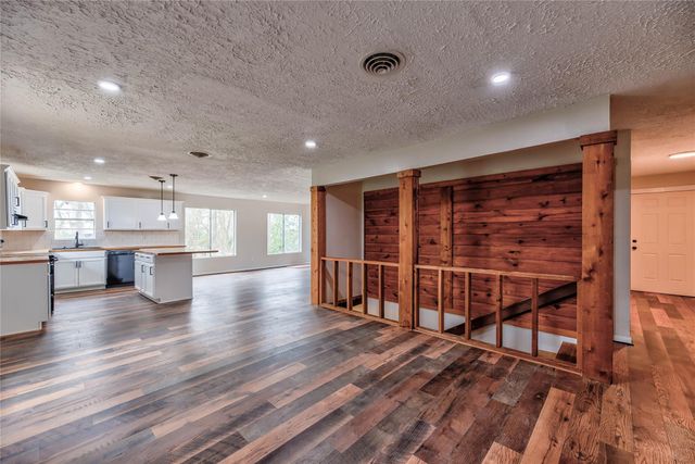 145 W Houston Avenue, Onalaska, TX 77360