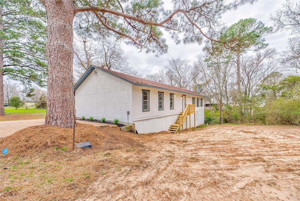145 W Houston Avenue, Onalaska, TX 77360