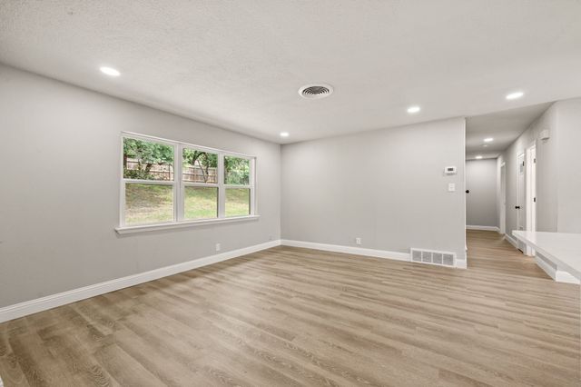1307 Ravenwood Drive, Arlington, TX 76013