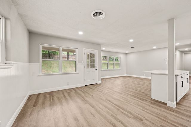 1307 Ravenwood Drive, Arlington, TX 76013