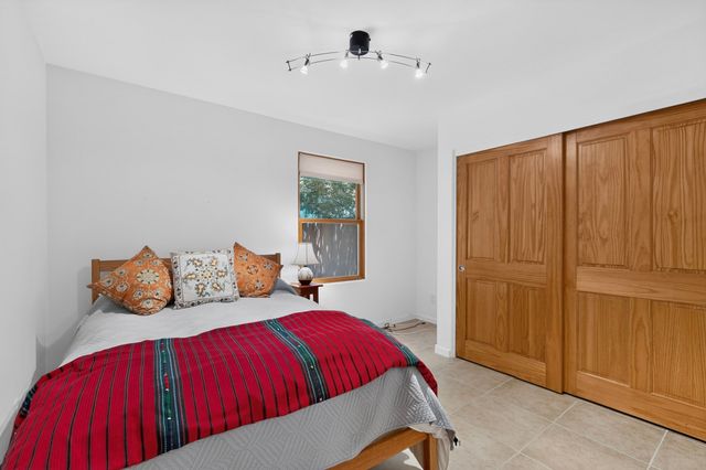11 Calle Amistosa, Santa Fe, NM 87507