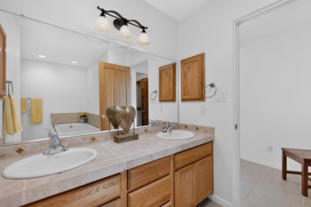 11 Calle Amistosa, Santa Fe, NM 87507
