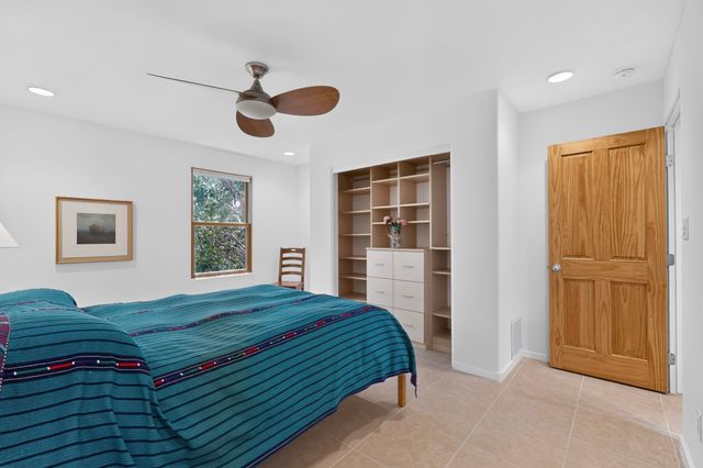 11 Calle Amistosa, Santa Fe, NM 87507