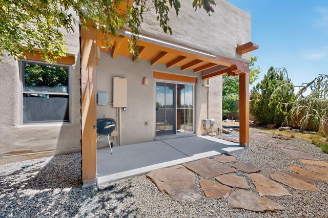 11 Calle Amistosa, Santa Fe, NM 87507