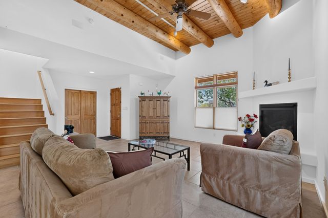11 Calle Amistosa, Santa Fe, NM 87507