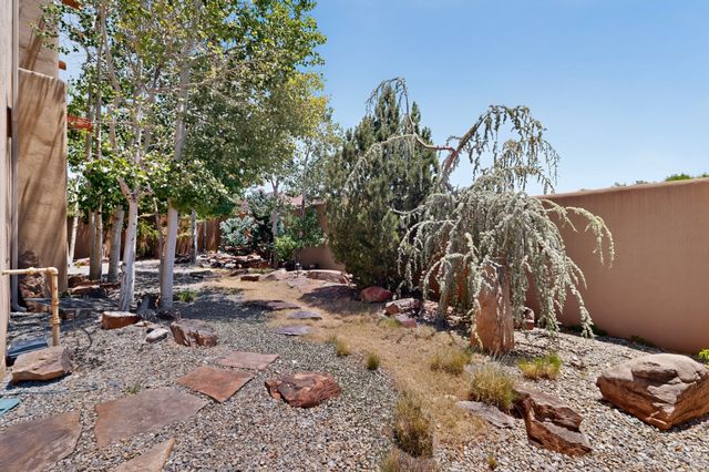 11 Calle Amistosa, Santa Fe, NM 87507