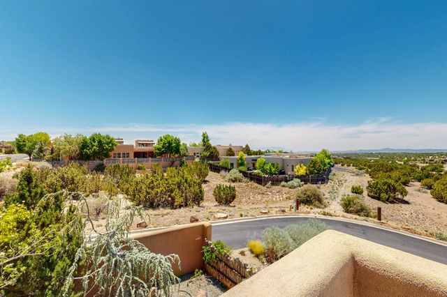 11 Calle Amistosa, Santa Fe, NM 87507