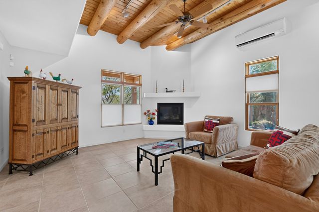 11 Calle Amistosa, Santa Fe, NM 87507