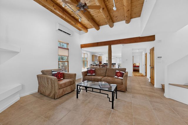11 Calle Amistosa, Santa Fe, NM 87507