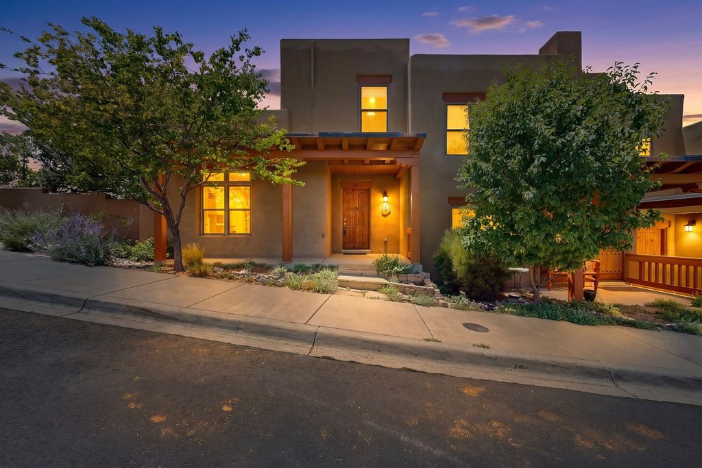 11 Calle Amistosa, Santa Fe, NM 87507