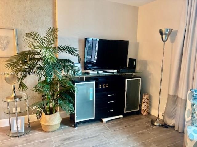 2301 Collins Ave 528, Miami Beach, FL 33139