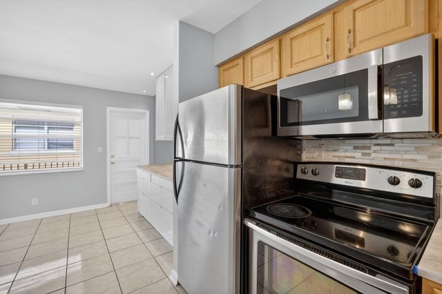 4051 NE 13th Ave 77, Oakland Park, FL 33334