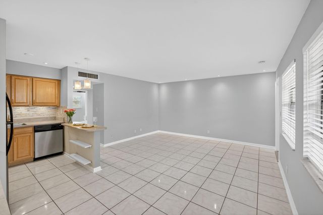 4051 NE 13th Ave 77, Oakland Park, FL 33334