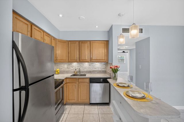 4051 NE 13th Ave 77, Oakland Park, FL 33334