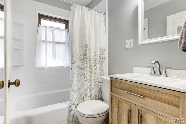 10704 Saint Matthew Lane, St Ann, MO 63074