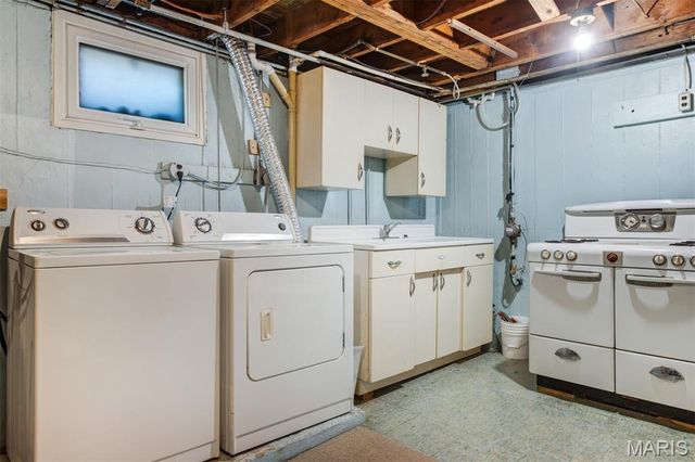 10704 Saint Matthew Lane, St Ann, MO 63074