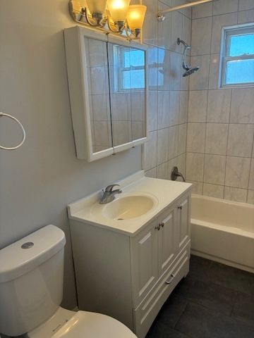 2055 W Lunt Avenue 403, Chicago, IL 60645