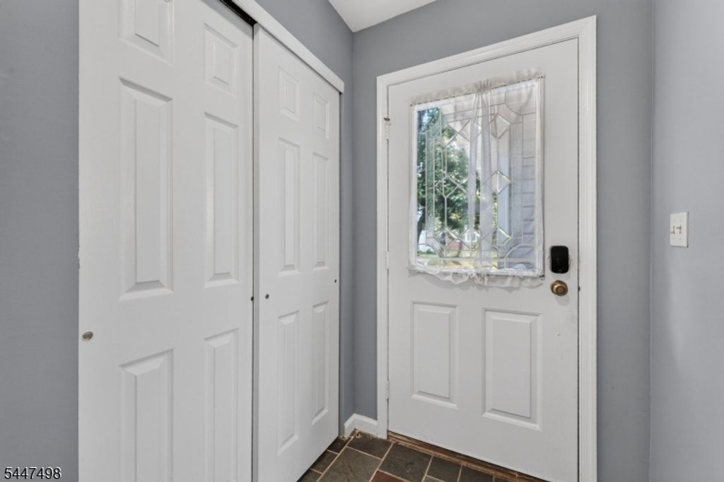 352 Cotswold Pl, Franklin Twp., NJ 08873 — photo 2