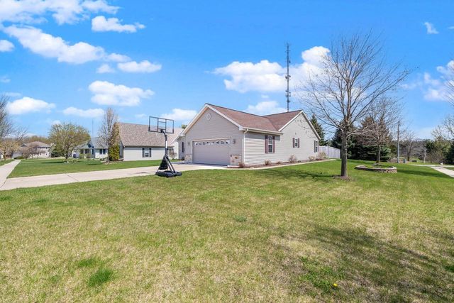 572 Nordic COURT, Slinger, WI 53086