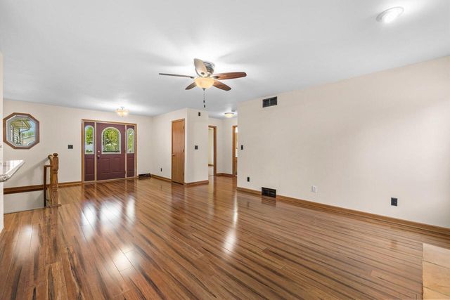572 Nordic COURT, Slinger, WI 53086