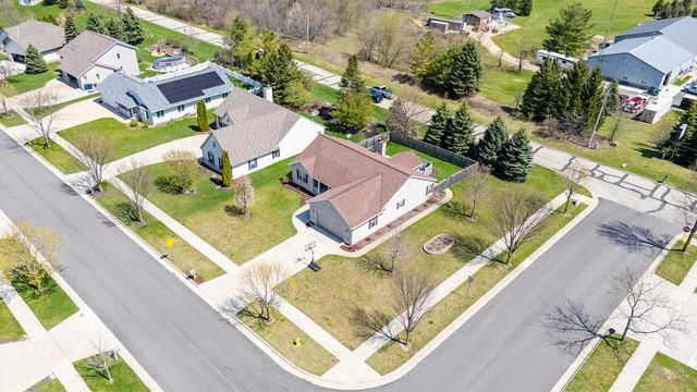 572 Nordic COURT, Slinger, WI 53086
