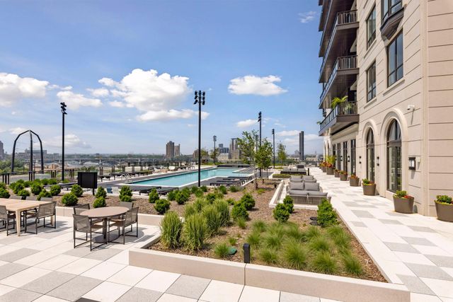 1111 W River Parkway 35C, Minneapolis, MN 55415