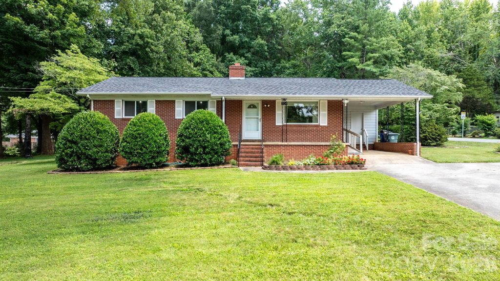 704 4th Street SW, Conover, NC 28613