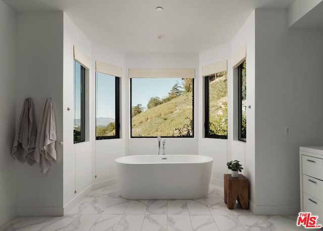 3820 Knobhill Drive, Sherman Oaks, CA 91423