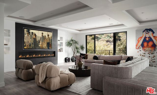 3820 Knobhill Drive, Sherman Oaks, CA 91423