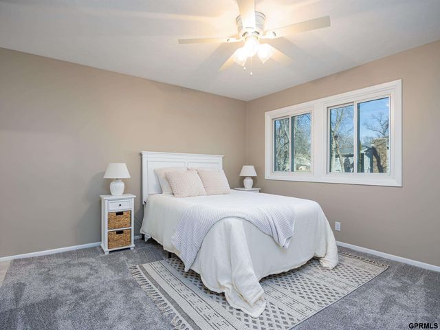 910 S 153 Court, Omaha, NE 68154