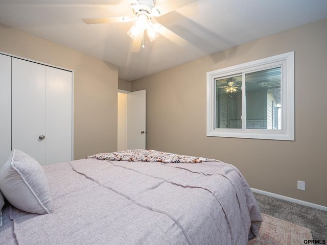 910 S 153 Court, Omaha, NE 68154