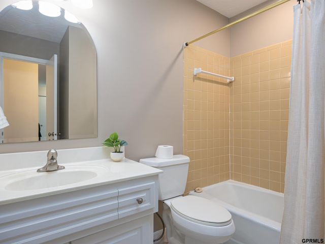 910 S 153 Court, Omaha, NE 68154