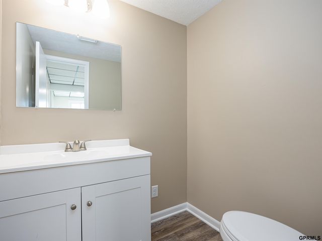 910 S 153 Court, Omaha, NE 68154