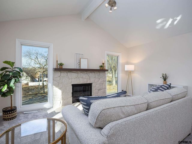 910 S 153 Court, Omaha, NE 68154